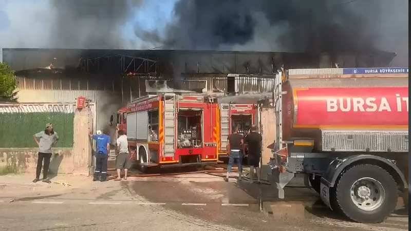 Bursa’da yan yana 2 fabrikada yangın çıktı